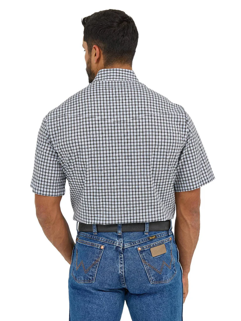 Wrangler Men's Wrinkle Resist Short Sleeve Shirt - Classic Fit - Image 2